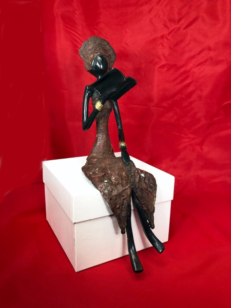Figura de bronce 1 mujer sentada con libro